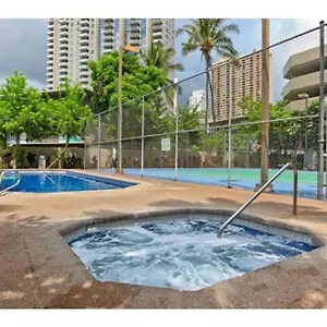 Spacious W/ Parking, Beach/mall/park Apartment